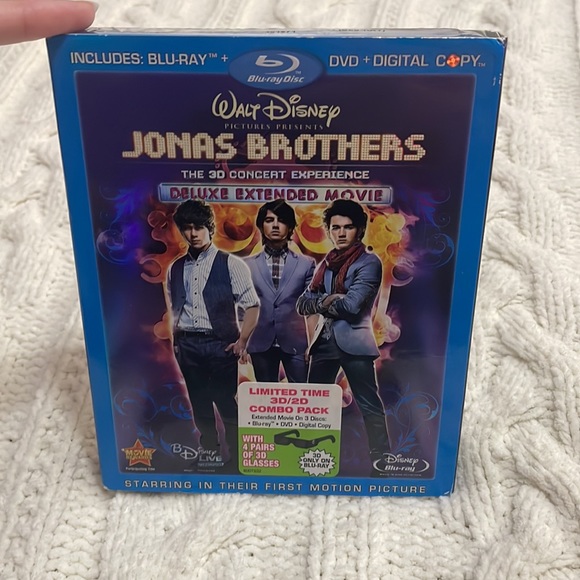 Jonas Brothers The 3D Concert Experience Deluxe Extended Movie - Picture 2 of 6